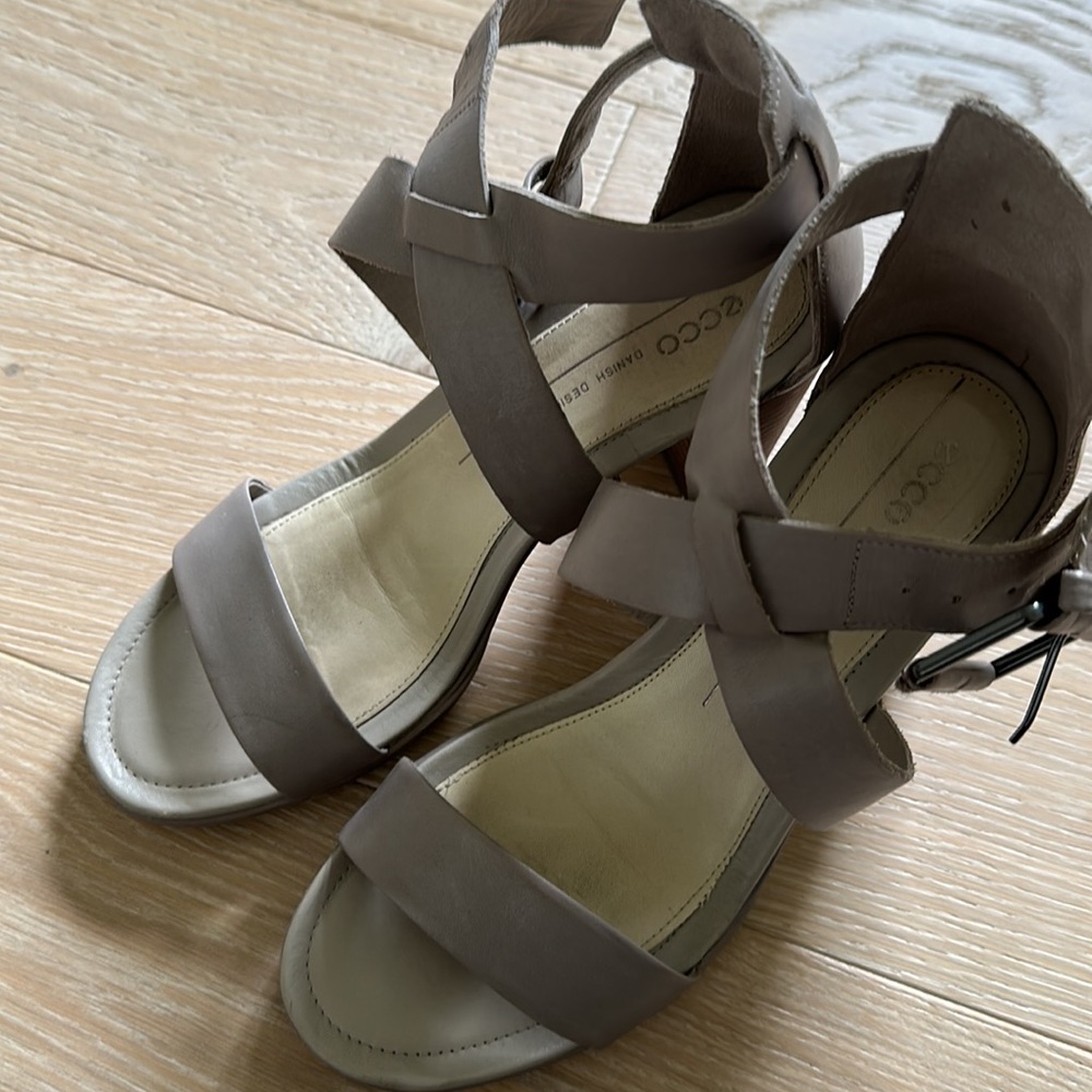 ECCO HEELS. Perfect condition Grey Sz 7 - Picture 2 of 4
